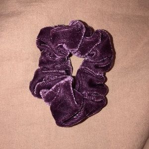 VELVET SCRUNCHIE